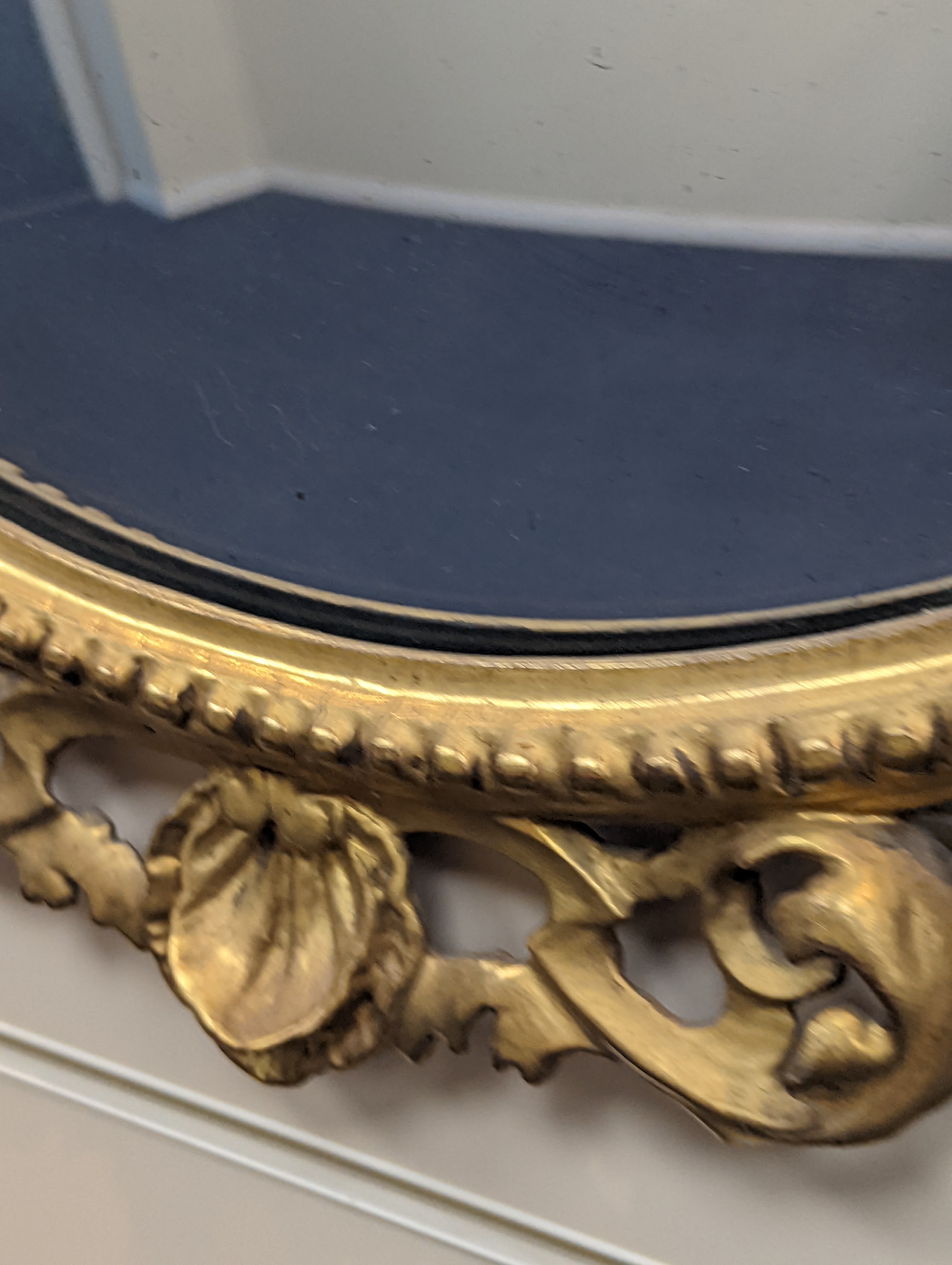 A Florentine giltwood convex mirror, diameter 70cm